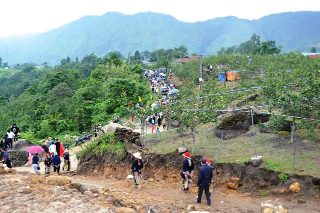 Rất đông du khách đến Lễ hội lê Tai Nung ở xã Nậm Pung-Lào Cai. (Ảnh: QUỐC HỒNG)