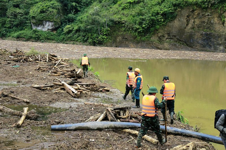Tìm kiếm nạn nhân bị lũ cuốn mất tích trên các con suối và hồ thủy điện, ở thị xã Sa Pa. (Ảnh: QUỐC HỒNG)