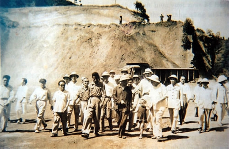 Hồ Chủ tịch và phái đoàn Chính phủ thăm khai trường khai thác quặng apatit ngày 23/9/1958. (Ảnh: TL)