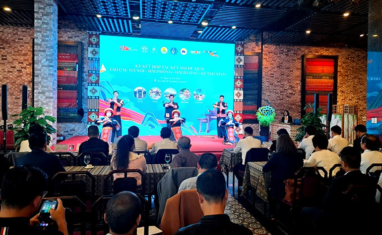 Quang cảnh Lễ ký kết. (Ảnh: QUỐC HỒNG)