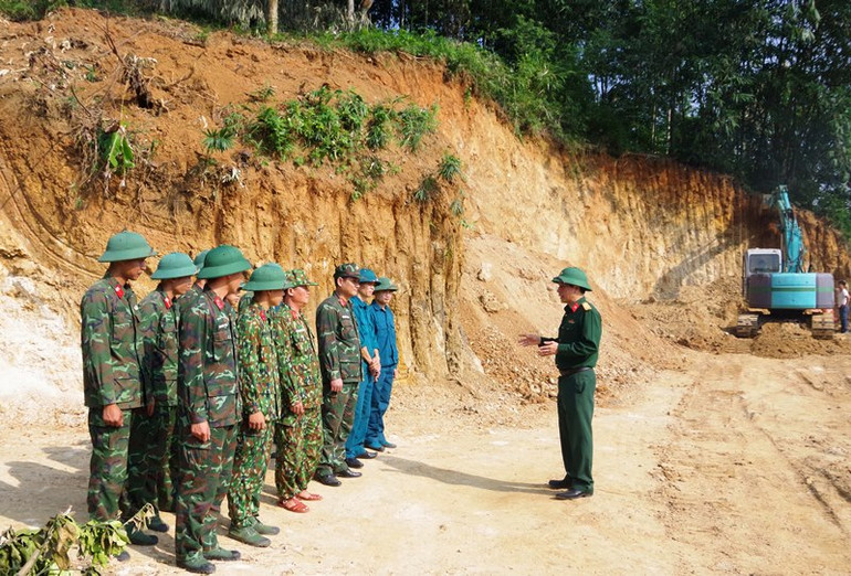 Giao nhiệm vụ tháo gỡ, hủy nổ quả bom cho lực lượng làm nhiệm vụ. (Ảnh: HỒ TRÚC)