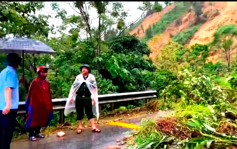 Kiểm tra điểm sạt lở để khắc phục hậu quả, sớm thông đường. (Ảnh: TL)