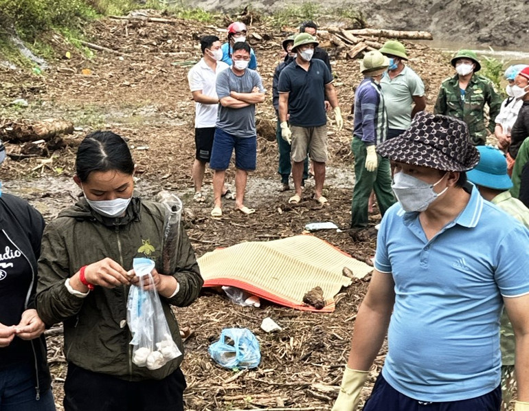 Nạn nhân được tìm thấy ở khu vực hồ thủy điện Nậm Sài-Sa Pa. (Ảnh: MẠNH HÙNG)
