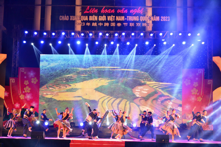 Múa dân tộc H'Mông của Đoàn nghệ thuật dân tộc Lào Cai tại Liên hoan “Chào Xuân biên giới”