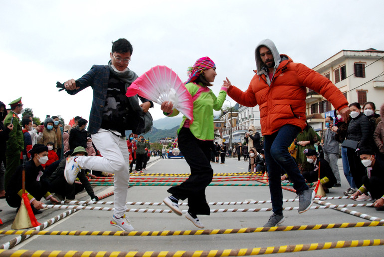 Du khách vui lễ hội đường phố cùng người dân bản địa. (Ảnh: QUỐC HỒNG)