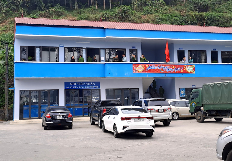 Cơ quan cảnh sát điều tra (PC03) khám xét nơi làm việc của Dương Đức Minh, tại Trung tâm đăng kiểm xe cơ giới 24-01D, thuộc Công ty cổ phần đăng kiểm xe cơ giới giao thông tỉnh Lào Cai, số 002, đường Lê Thanh, phường Bắc Cường, thành phố Lào Cai.