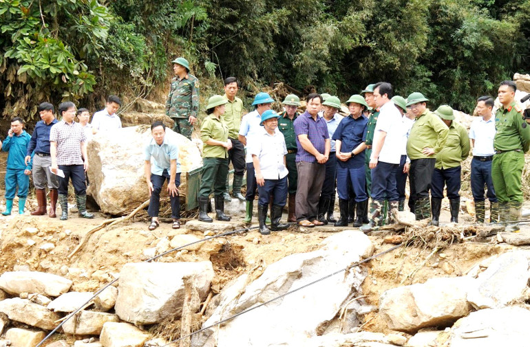 Phó Thủ tướng Trần Hồng Hà và lãnh đạo tỉnh Lào Cai tại hiện trường nơi lũ ống tràn qua, ở xã Liên Minh, thị xã Sa Pa. (Ảnh: QUỐC HỒNG)