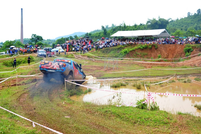 Các vận động viên phải trải qua 4 bài thi, vượt qua nhiều chướng ngại vật. (Ảnh: QUỐC HỒNG) Các vận động viên phải trải qua 4 bài thi, vượt qua nhiều chướng ngại vật. (Ảnh: QUỐC HỒNG)