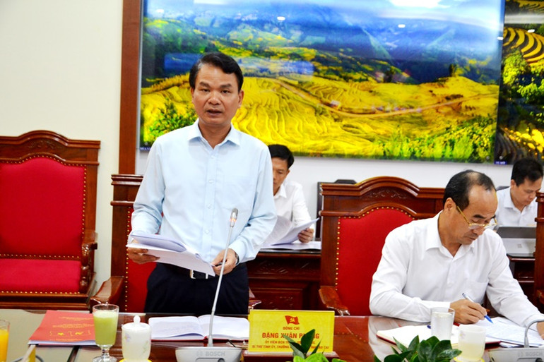 Đồng chí Đặng Xuân Phong, Ủy viên Trung ương Đảng, Bí thư Tỉnh ủy, Trưởng Đoàn đại biểu Quốc hội tỉnh Lào Cai báo cáo với Đoàn công tác. (Ảnh: QUỐC HỒNG) Đồng chí Đặng Xuân Phong, Ủy viên Trung ương Đảng, Bí thư Tỉnh ủy, Trưởng Đoàn đại biểu Quốc hội tỉnh Lào Cai báo cáo với Đoàn công tác. (Ảnh: QUỐC HỒNG)