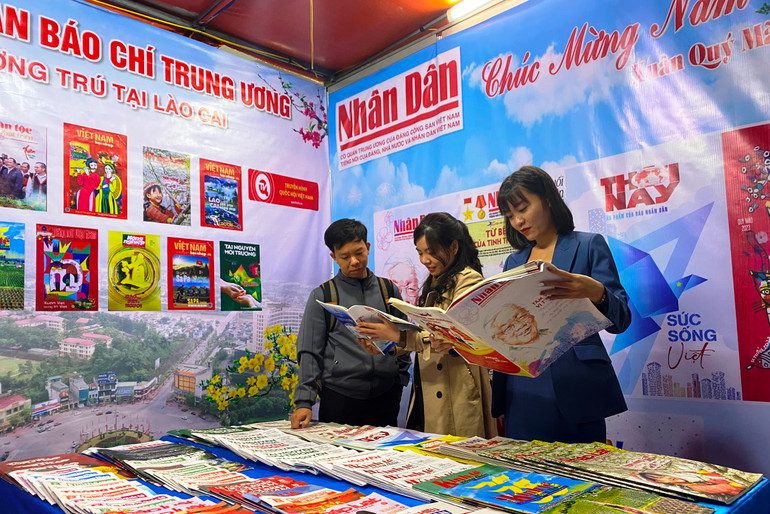 Bạn đọc tại Hội báo Xuân Quý Mão 2023 tổ chức tại thành phố Lào Cai. ( Ảnh: QUỐC HỒNG)
