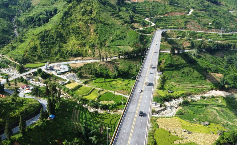 Cầu được thiết kế dài 612m, rộng 14m, 4 làn xe, có 5 nhịp liên tục trong đó nhịp dài nhất là 132m. (Ảnh: HÂN NGUYỄN)