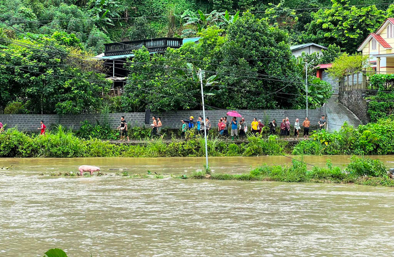 Nước từ hồ chứa thải chảy xuống hạ lưu gây ngập nặng. (Ảnh: TL)
