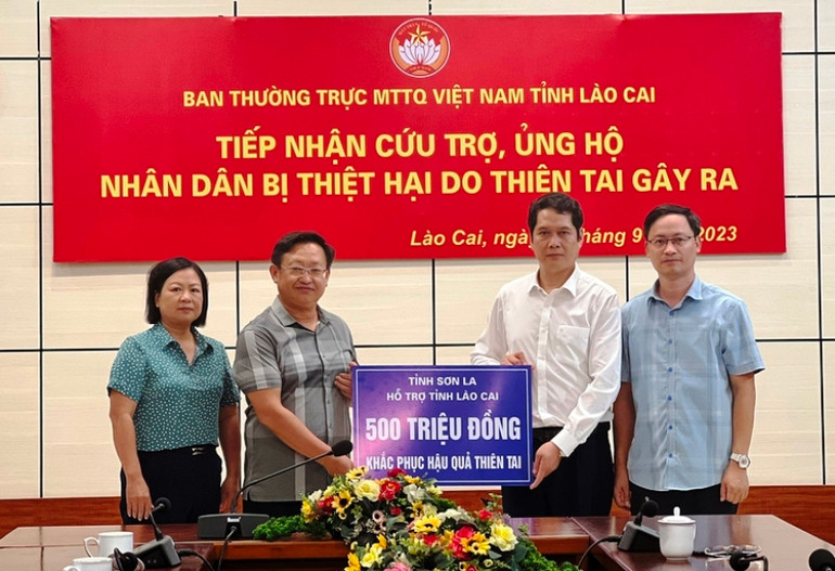Tỉnh Sơn La ủng hộ đồng bào vùng lũ ống Sa Pa khắc phục hậu quả thiên tai. (Ảnh: KIỀU THU)