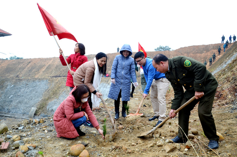 Nhân dân phường Bình Minh, thành phố Lào Cai trồng cây đầu năm mới 2023.