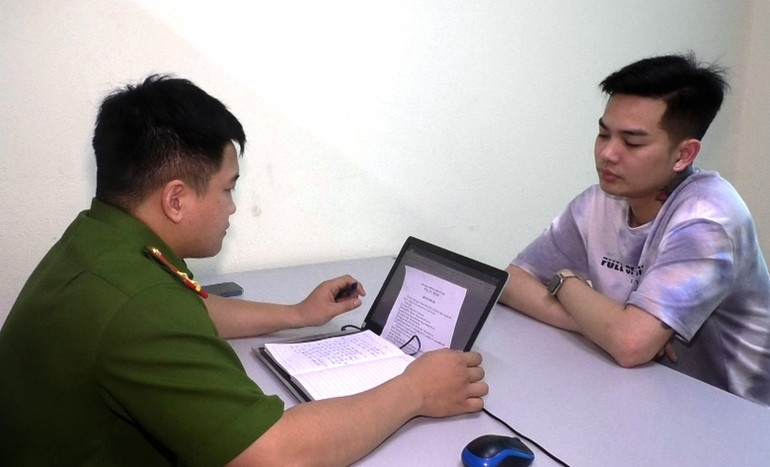 Lập biên bản đối với Trần Ngọc Tân. (Ảnh: THANH TUẤN)