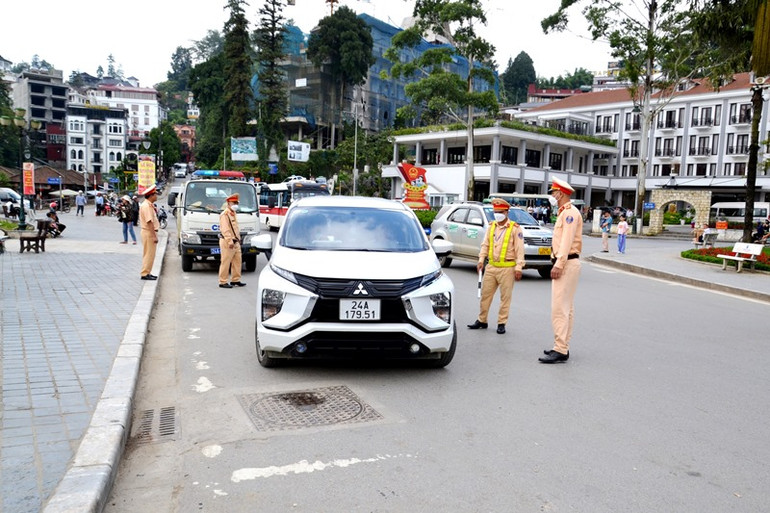 Lực lượng công an tăng cường bảo đảm giao thông thuận tiện, an toàn trong dịp lễ lớn tới đây. (Ảnh: QUỐC HỒNG)