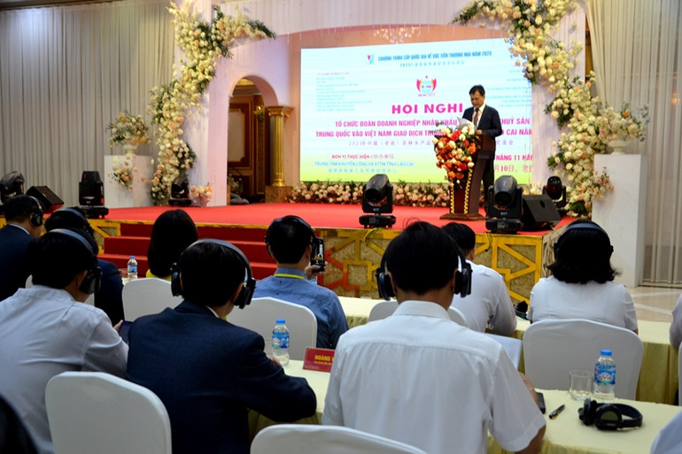 Lãnh đạo Sở Thương mại tỉnh Vân Nam (Trung Quốc) phát biểu tại Hội nghị. (Ảnh: QUỐC HỒNG)