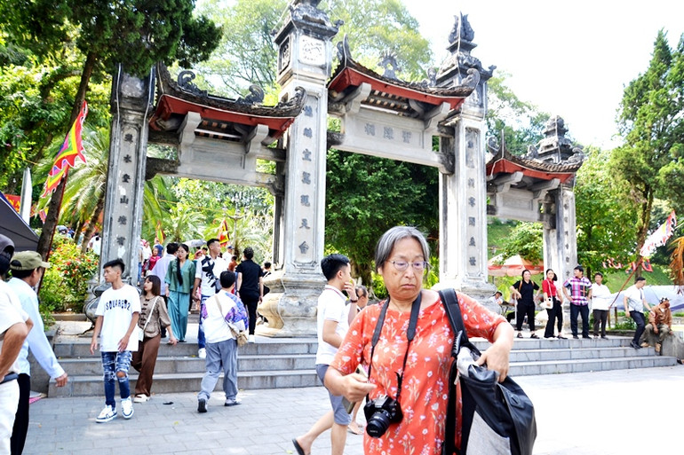 Ngoài khu vực cửa khẩu, rất đông du khách đến thăm Đền Thượng, thắp hương tưởng nhớ Quốc công Tiết chế Hưng Đạo Đại Vương Trần Quốc Tuấn. (Ảnh: QUỐC HỒNG)