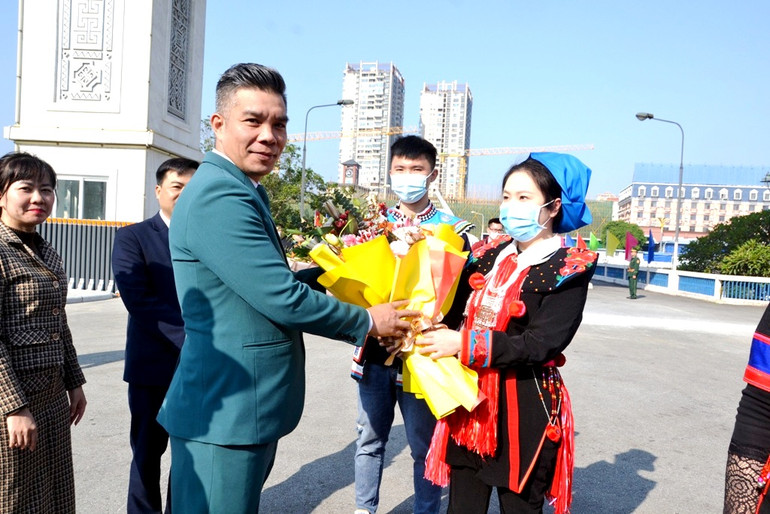 Sở Du lịch Lào Cai tặng hoa chào đón du khách Trung Quốc nhập cảnh.