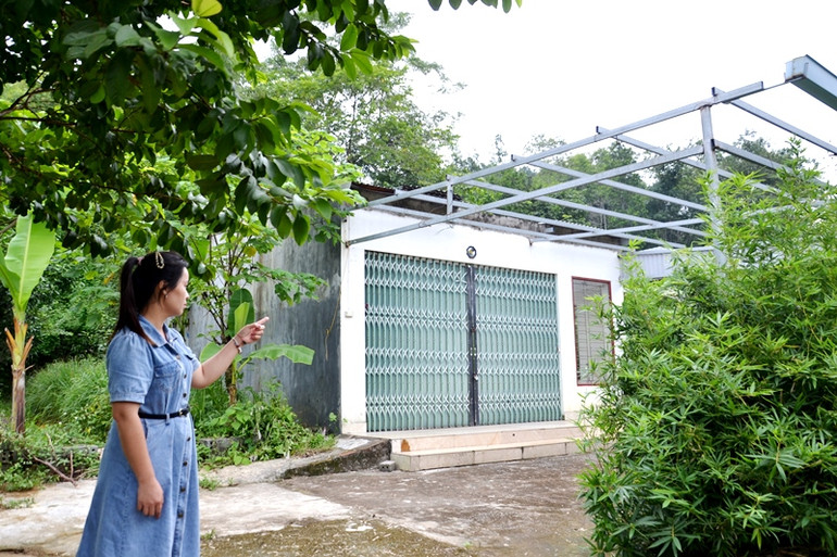 Cán bộ địa chính-đô thị phường Xuân Tăng bên công trình bị tháo dỡ, do vi phạm các quy định về xây dựng. (Ảnh:QUỐC HỒNG)