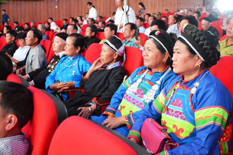 Đại biểu là người dân tộc Phù Lá dự hội nghị.