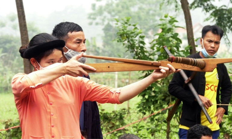 Nữ dân tộc Tày thi bắn nỏ. (Ảnh: T.L)