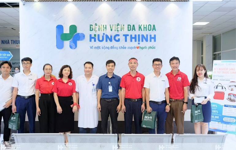 Các đại biểu đến thăm Bệnh viện Đa khoa Hưng Thịnh, tại thành phố Lào Cai. (Ảnh: TL)