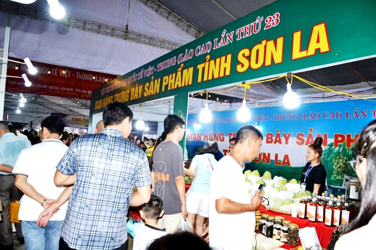 Tỉnh Sơn La giới thiệu nhiều sản phẩm nông sản OCOP chất lượng cao. (Ảnh: QUỐC HỒNG) Tỉnh Sơn La giới thiệu nhiều sản phẩm nông sản OCOP chất lượng cao. (Ảnh: QUỐC HỒNG)