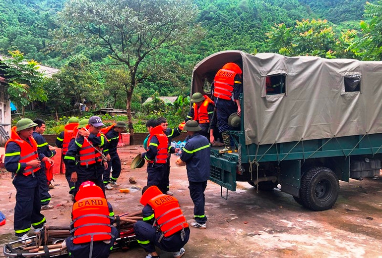Lực lượng cứu hộ lên đường vào vùng lũ Sa Pa. (Ảnh: THANH TUẤN)