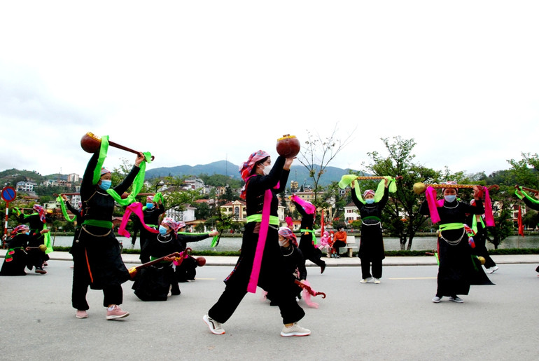 Các đội văn nghệ bản địa sẽ trình những diễn tiết mục đặc sắc mang đậm bản sắc văn hóa truyền thống, phục vụ du khách. (Ảnh: QUỐC HỒNG)