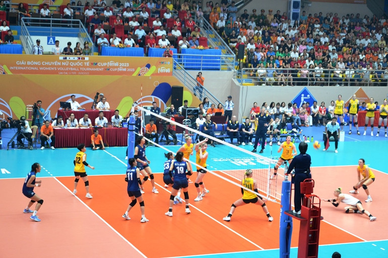 Hai đội tuyển thi đấu quyết liệt. (Ảnh: QUỐC HỒNG)