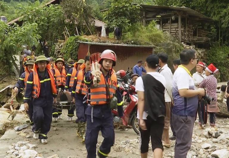 Đi bộ vào "rốn lũ" thôn Nậm Than, xã Liên Minh-Sa Pa. (Ảnh: QUỐC HỒNG)