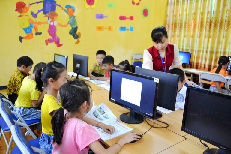 Một giờ học Tin học của học sinh vùng cao Bát Xát, Lào Cai. (Ảnh: QUỐC HỒNG)