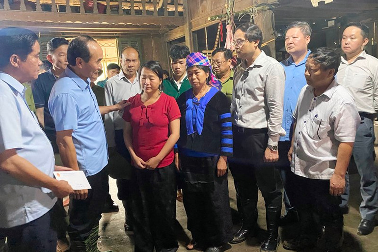 Lãnh đạo tỉnh Lào Cai và thị xã Sa Pa thăm hỏi, chia sẻ mất mát với đồng bào xã Liên Minh, sau trận lũ dữ. (Ảnh: QUỐC HỒNG)