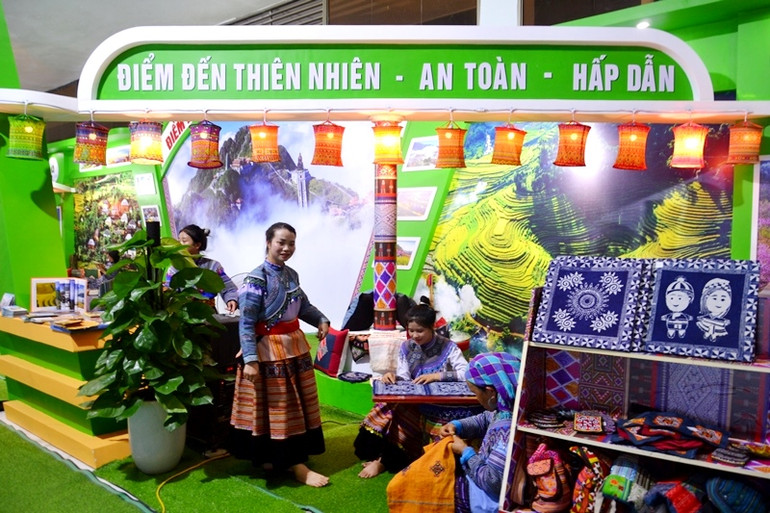 Quảng bá du lịch Lào Cai tại Hội chợ. (Ảnh: QUỐC HỒNG) Quảng bá du lịch Lào Cai tại Hội chợ. (Ảnh: QUỐC HỒNG)