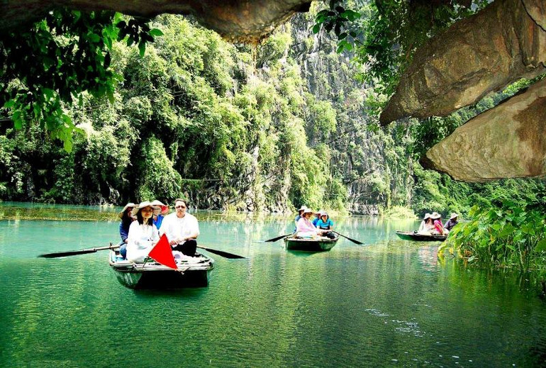 Du lịch tham quan thác Hang Tiên trên sông Chảy. (Ảnh: TL) Du lịch tham quan thác Hang Tiên trên sông Chảy. (Ảnh: TL)