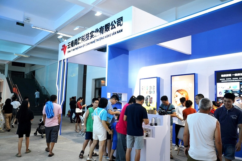 Gian hàng bán sản phẩm công nghệ cao của Trung Quốc. (Ảnh: QUỐC HỒNG) Gian hàng bán sản phẩm công nghệ cao của Trung Quốc. (Ảnh: QUỐC HỒNG)