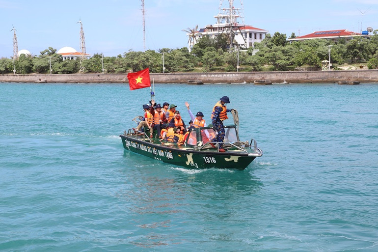 Đoàn công tác tỉnh Lào Cai đến đảo Đảo Sinh Tồn Đông, thuộc quần đảo Trường Sa.