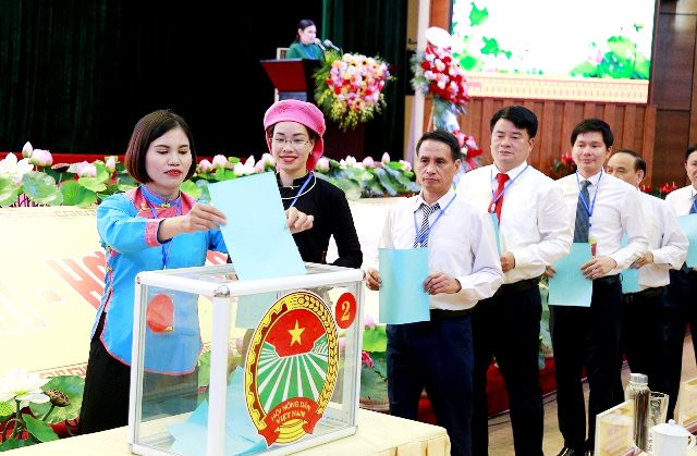 Bầu Ban Chấp hành Hội Nông dân tỉnh khóa 11. (Ảnh: QUỐC HỒNG)