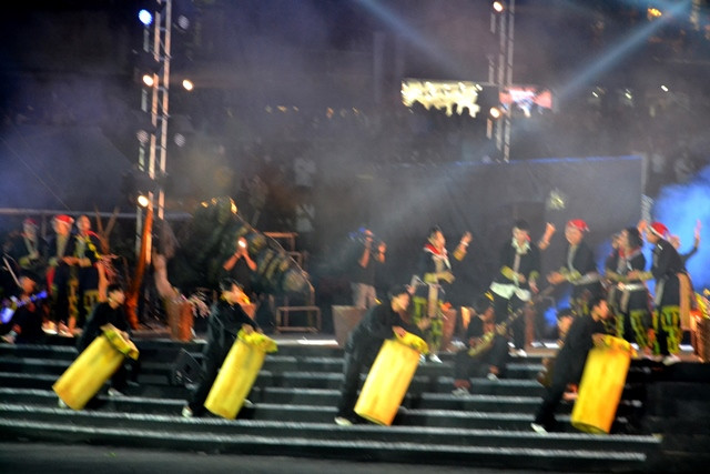 Tái hiện nghề rèn truyền thống . (Ảnh: QUỐC HỒNG)