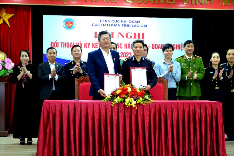 Cục Hải quan Lào Cai và Hiệp hội doanh nghiệp tỉnh Lào Cai ký kết nội dung hợp tác xuất, nhập khẩu hàng hóa qua các cửa khẩu ở Lào Cai. (Ảnh: QUỐC HỒNG) Cục Hải quan Lào Cai và Hiệp hội doanh nghiệp tỉnh Lào Cai ký kết nội dung hợp tác xuất, nhập khẩu hàng hóa qua các cửa khẩu ở Lào Cai. (Ảnh: QUỐC HỒNG)