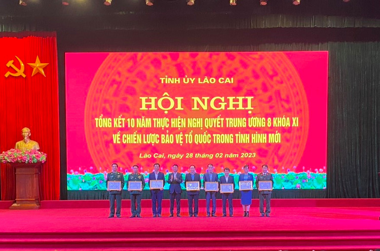 Trao tặng bằng khen của Ủy ban nhân dân tỉnh Lào cai cho các cá nhân và tập thể có thành tích xuất sắc trong thực hiện Nghị quyết Trung ương 8, khóa XI. (Ảnh: QUỐC HỒNG)