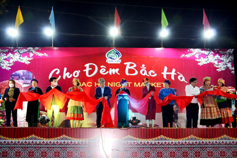 Sôi động chợ đêm Bắc Hà. (Ảnh: QUỐC HỒNG) Sôi động chợ đêm Bắc Hà. (Ảnh: QUỐC HỒNG)