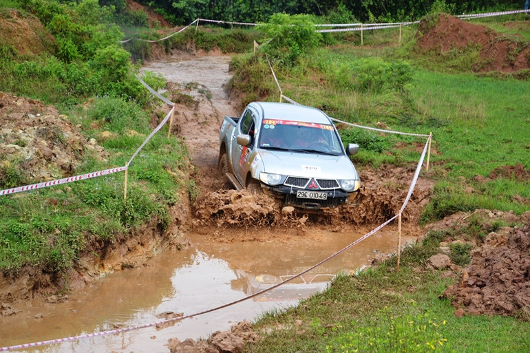 Các vận động viên phải trải qua 4 bài thi, vượt qua nhiều chướng ngại vật. (Ảnh: QUỐC HỒNG) Các vận động viên phải trải qua 4 bài thi, vượt qua nhiều chướng ngại vật. (Ảnh: QUỐC HỒNG)