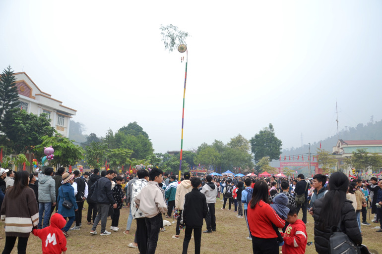 Thi ném còn truyền thống ở Hội xuống đồng xã Quang Kim. (Ảnh: QUỐC HỒNG)