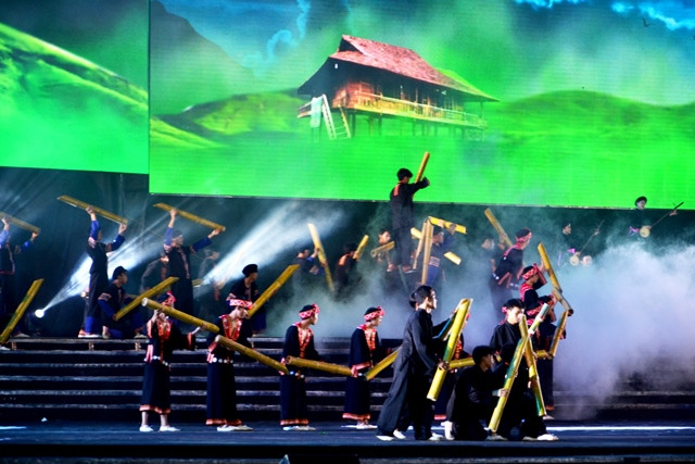 Lấy nước về bản. (Ảnh: QUỐC HỒNG)