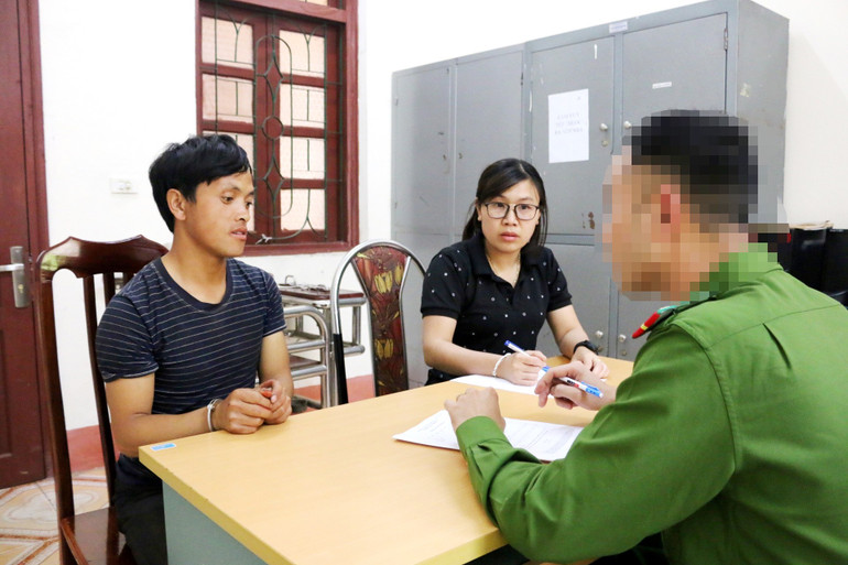 Tại Công an thị xã Sa Pa, Lý A Giảng khai nhận hành vi tàng trữ trái phép cành và quả cây thuốc phiện tươi để bán kiếm lời. (Ảnh: TUẤN NGUYỄN)