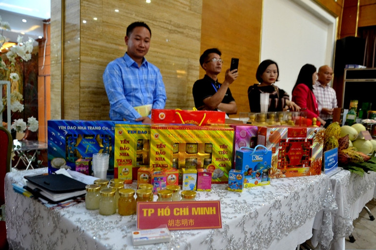 Sản phẩm nông sản của Thành phố Hồ Chí Minh giới thiệu tại Hội nghị xúc tiến giao thương. (Ảnh: QUỐC HỒNG)