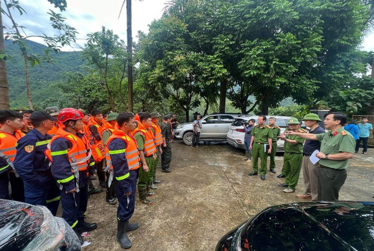 Lãnh đạo Công an tỉnh giao nhiệm vụ cho lực lượng cứu hộ, cứu nạn. (Ảnh: THANH TUẤN)