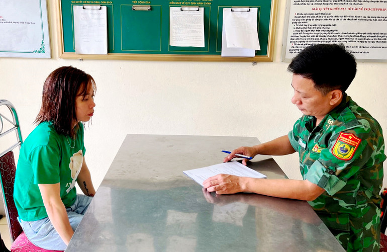 Đối tượng Hoàng Thị Duyến làm việc với cơ quan điều tra Bộ đội Biên phòng Lào Cai. (Ảnh: TRUNG DŨNG)